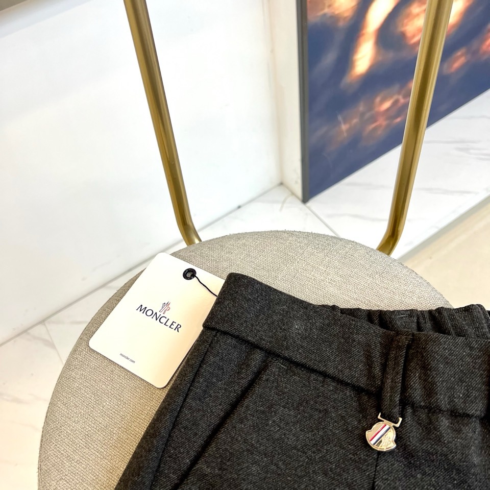 Mon蒙口、2025秋冬新品男士休闲裤，以经典卡其色诠释简约实用主义。款式采用利落的直筒剪裁，流畅线条完