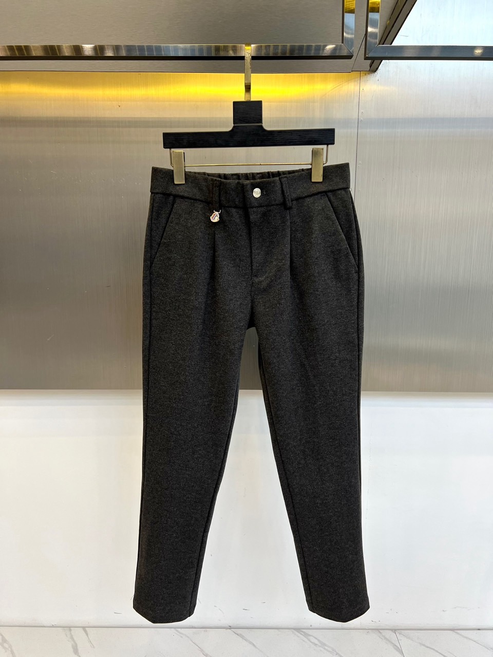 Mon蒙口、2025秋冬新品男士休闲裤，以经典卡其色诠释简约实用主义。款式采用利落的直筒剪裁，流畅线条完