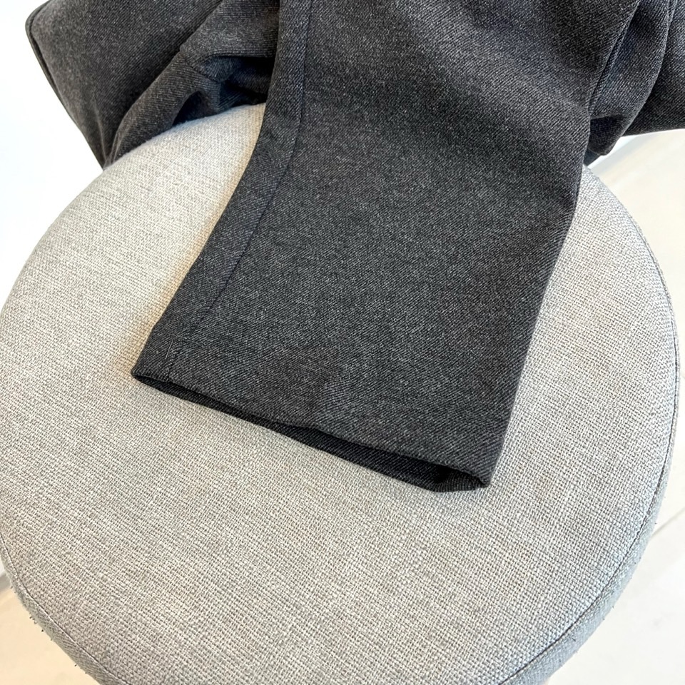 Mon蒙口、2025秋冬新品男士休闲裤，以经典卡其色诠释简约实用主义。款式采用利落的直筒剪裁，流畅线条完