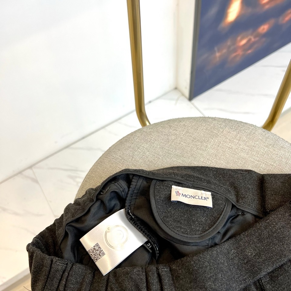 Mon蒙口、2025秋冬新品男士休闲裤，以经典卡其色诠释简约实用主义。款式采用利落的直筒剪裁，流畅线条完