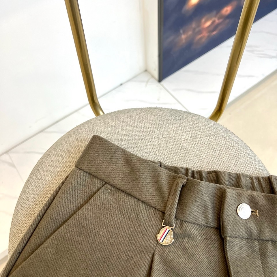 Mon蒙口、2025秋冬新品男士休闲裤，以经典卡其色诠释简约实用主义。款式采用利落的直筒剪裁，流畅线条完