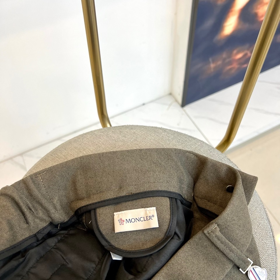 Mon蒙口、2025秋冬新品男士休闲裤，以经典卡其色诠释简约实用主义。款式采用利落的直筒剪裁，流畅线条完