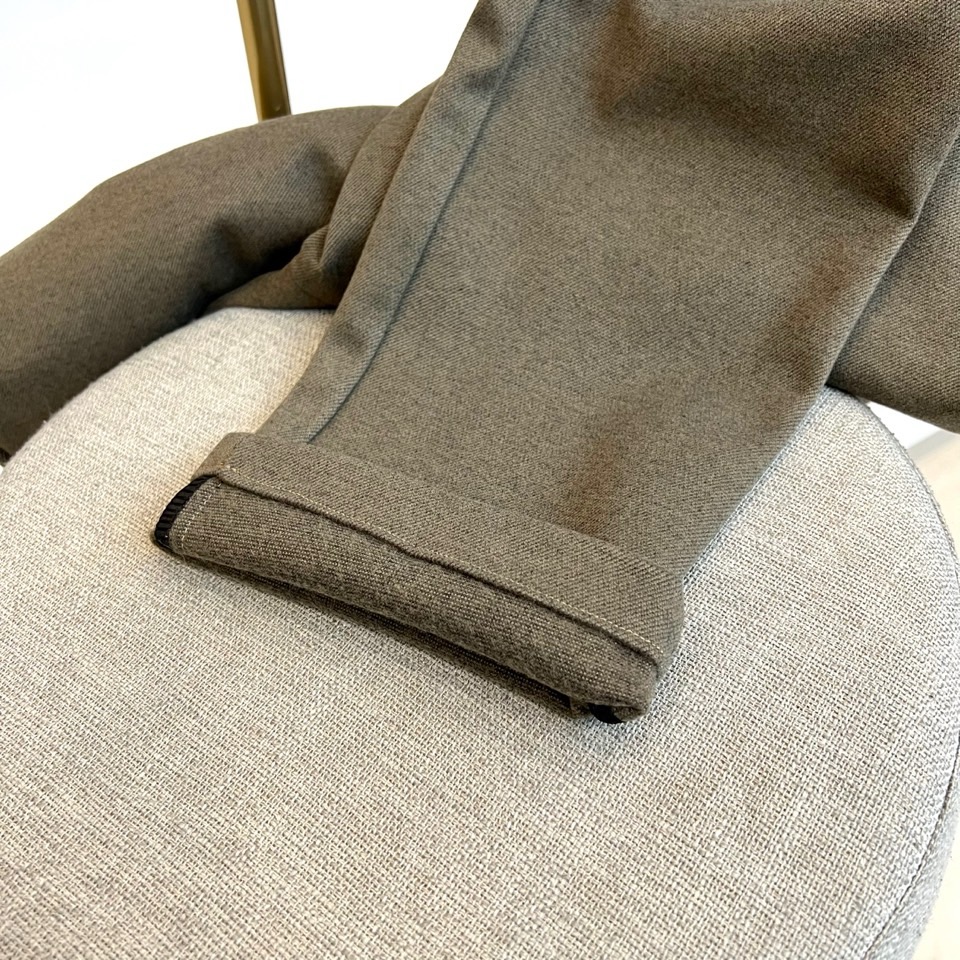 Mon蒙口、2025秋冬新品男士休闲裤，以经典卡其色诠释简约实用主义。款式采用利落的直筒剪裁，流畅线条完