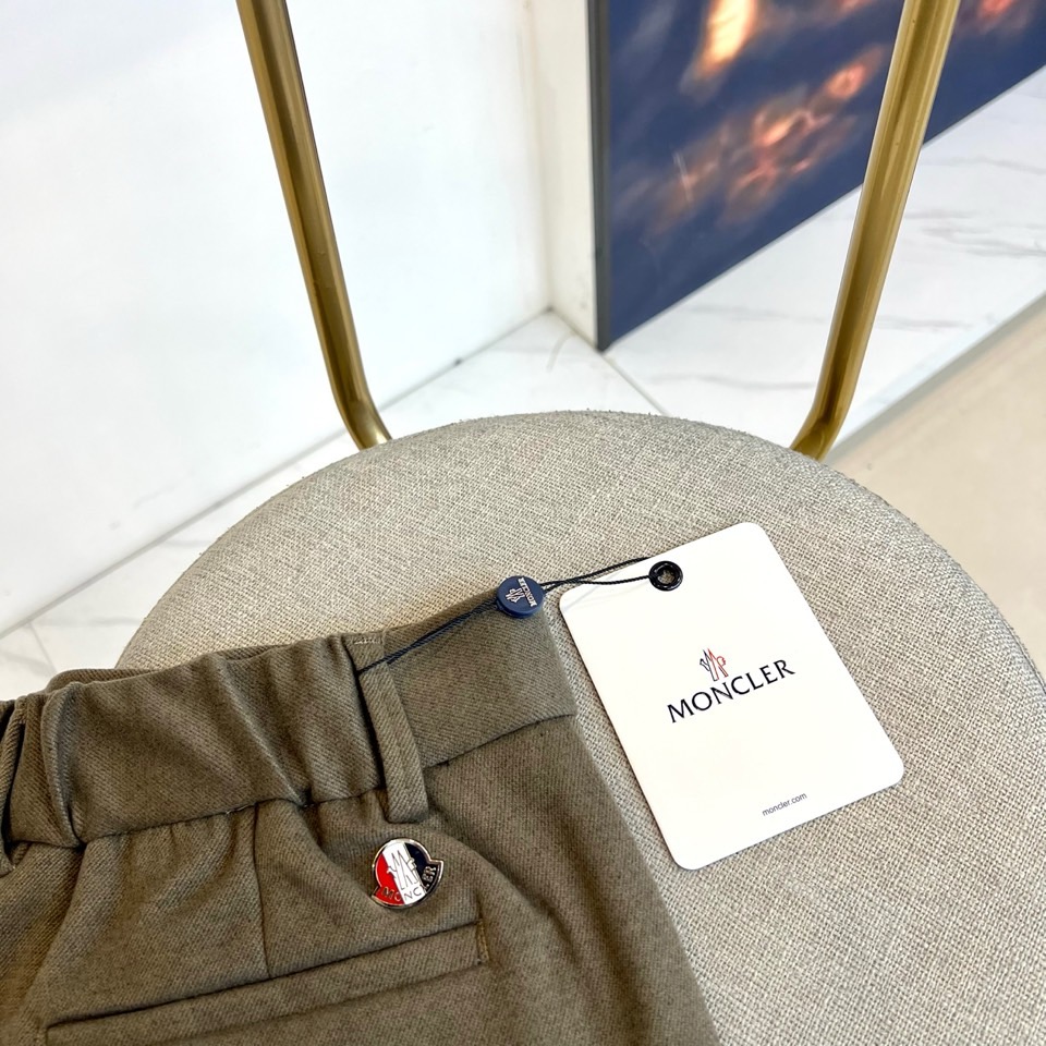 Mon蒙口、2025秋冬新品男士休闲裤，以经典卡其色诠释简约实用主义。款式采用利落的直筒剪裁，流畅线条完