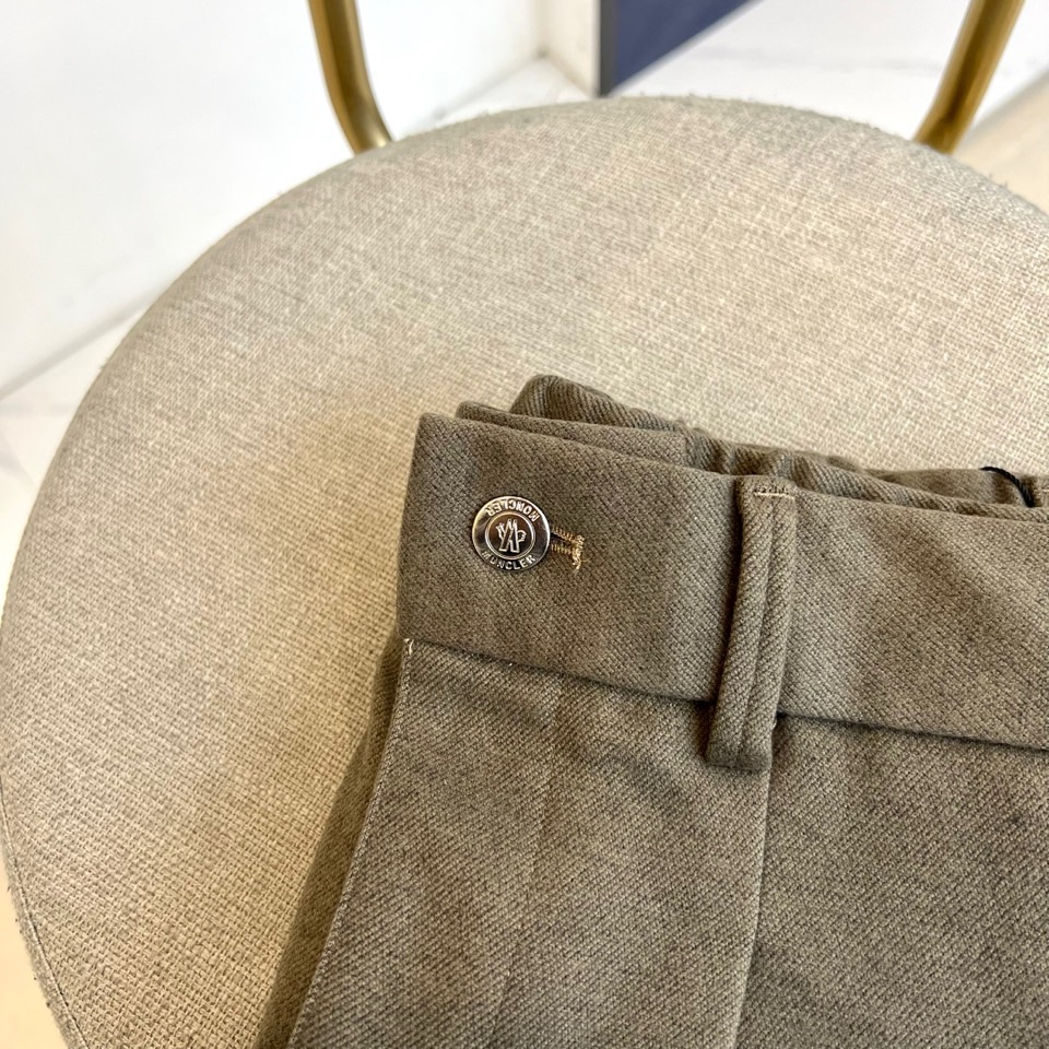 Mon蒙口、2025秋冬新品男士休闲裤，以经典卡其色诠释简约实用主义。款式采用利落的直筒剪裁，流畅线条完