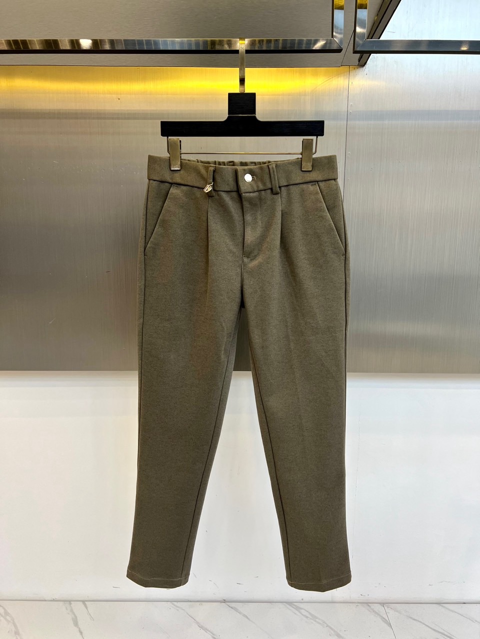 Mon蒙口、2025秋冬新品男士休闲裤，以经典卡其色诠释简约实用主义。款式采用利落的直筒剪裁，流畅线条完