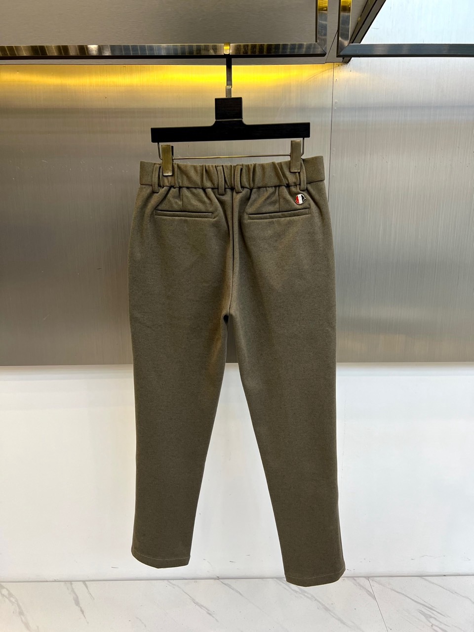 Mon蒙口、2025秋冬新品男士休闲裤，以经典卡其色诠释简约实用主义。款式采用利落的直筒剪裁，流畅线条完