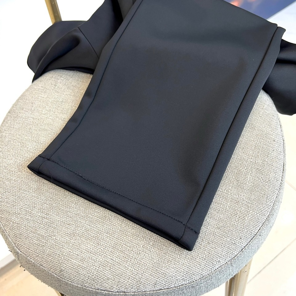 Vers范思哲、范思哲2025秋冬新品，以经典黑色长裤诠释当代型格。款式采用利落的直筒版型，流畅剪裁完美