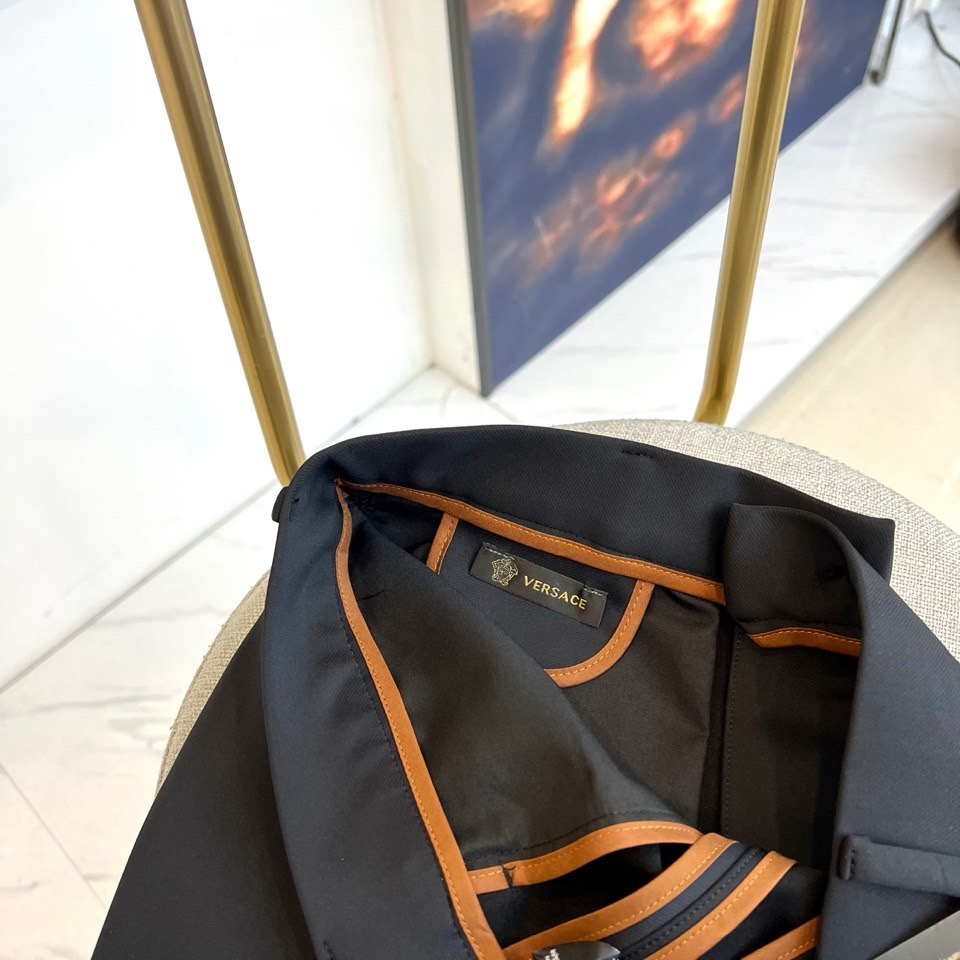 Vers范思哲、范思哲2025秋冬新品，以经典黑色长裤诠释当代型格。款式采用利落的直筒版型，流畅剪裁完美