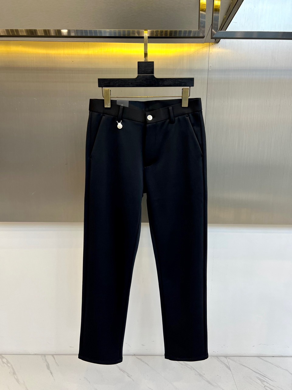 Vers范思哲、范思哲2025秋冬新品，以经典黑色长裤诠释当代型格。款式采用利落的直筒版型，流畅剪裁完美