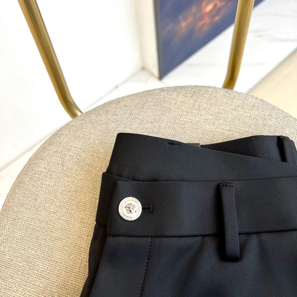 Vers范思哲、范思哲2025秋冬新品，以经典黑色长裤诠释当代型格。款式采用利落的直筒版型，流畅剪裁完美