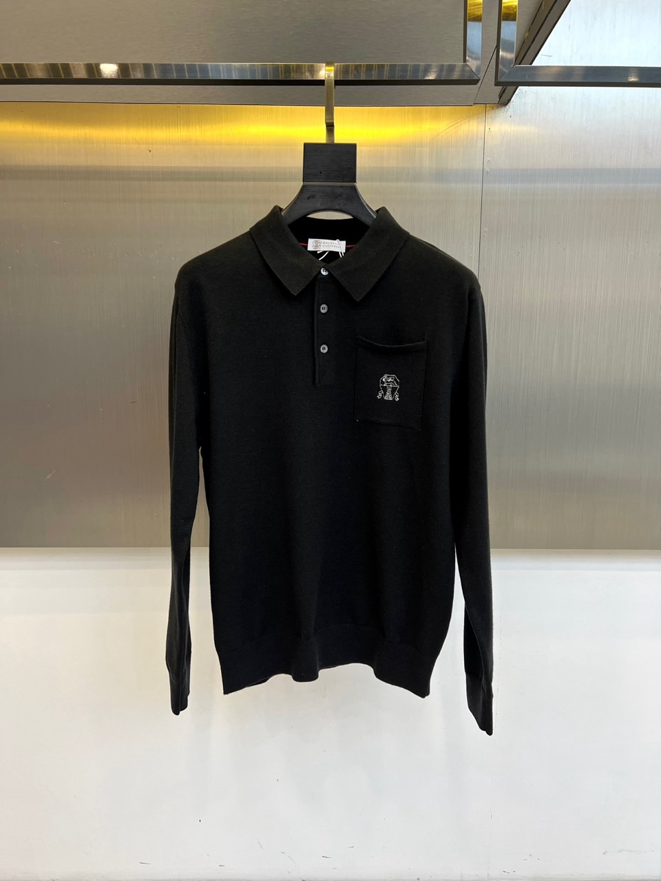 Brunello Cucinelli 2025秋冬新品长袖Polo衫，诠释静谧的顶级奢华。款式采用经典翻