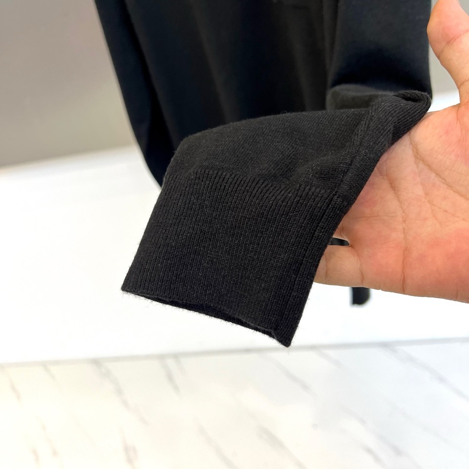 Brunello Cucinelli 2025秋冬新品长袖Polo衫，诠释静谧的顶级奢华。款式采用经典翻