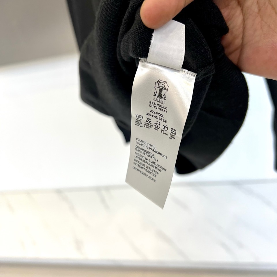 Brunello Cucinelli 2025秋冬新品长袖Polo衫，诠释静谧的顶级奢华。款式采用经典翻