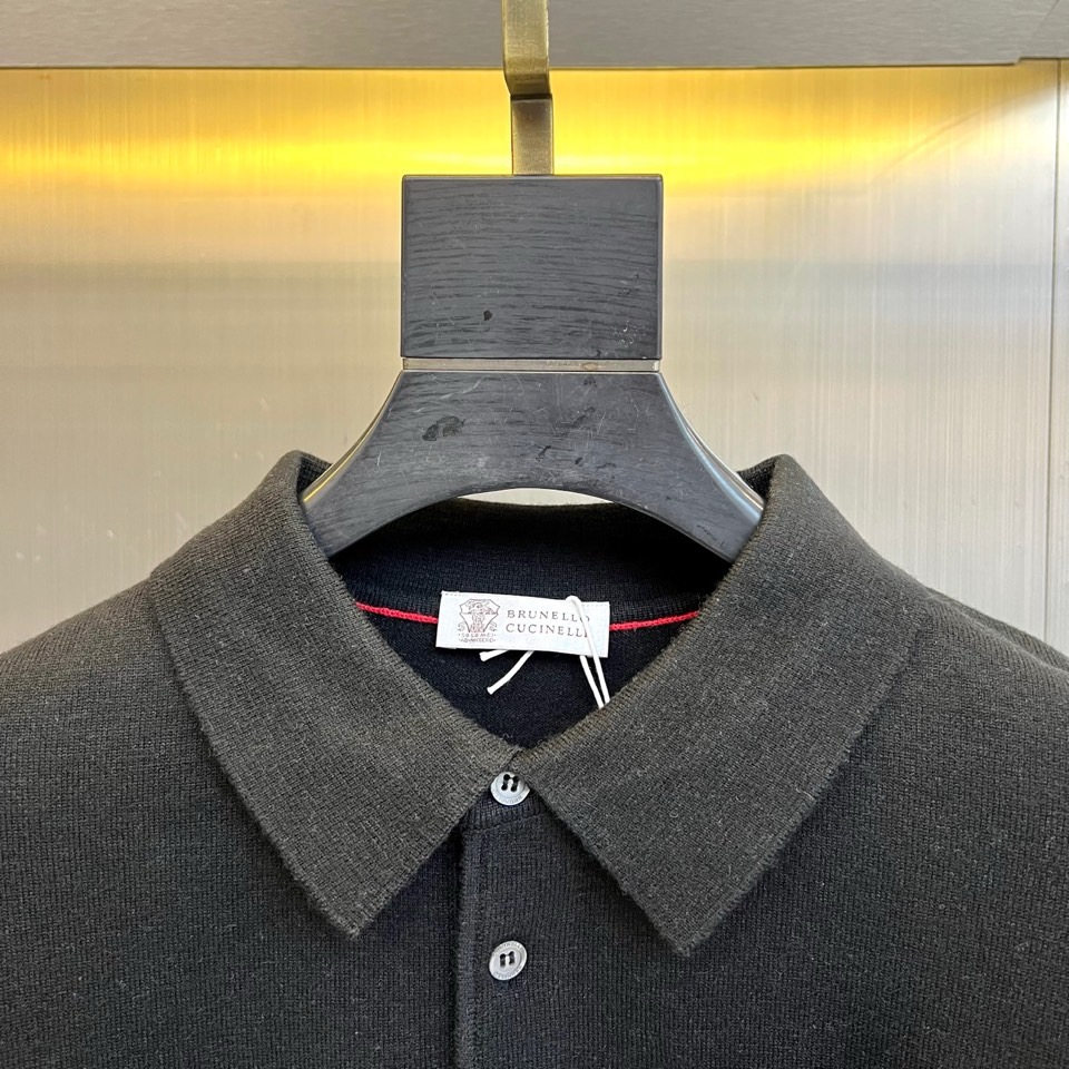 Brunello Cucinelli 2025秋冬新品长袖Polo衫，诠释静谧的顶级奢华。款式采用经典翻