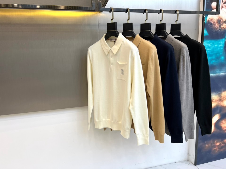 Brunello Cucinelli 2025秋冬新品长袖Polo衫，诠释静谧的顶级奢华。款式采用经典翻