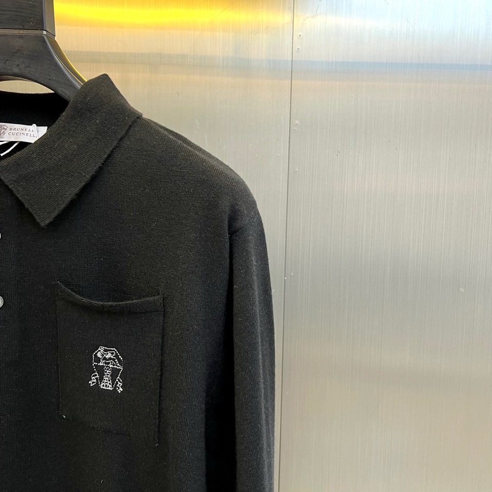 Brunello Cucinelli 2025秋冬新品长袖Polo衫，诠释静谧的顶级奢华。款式采用经典翻