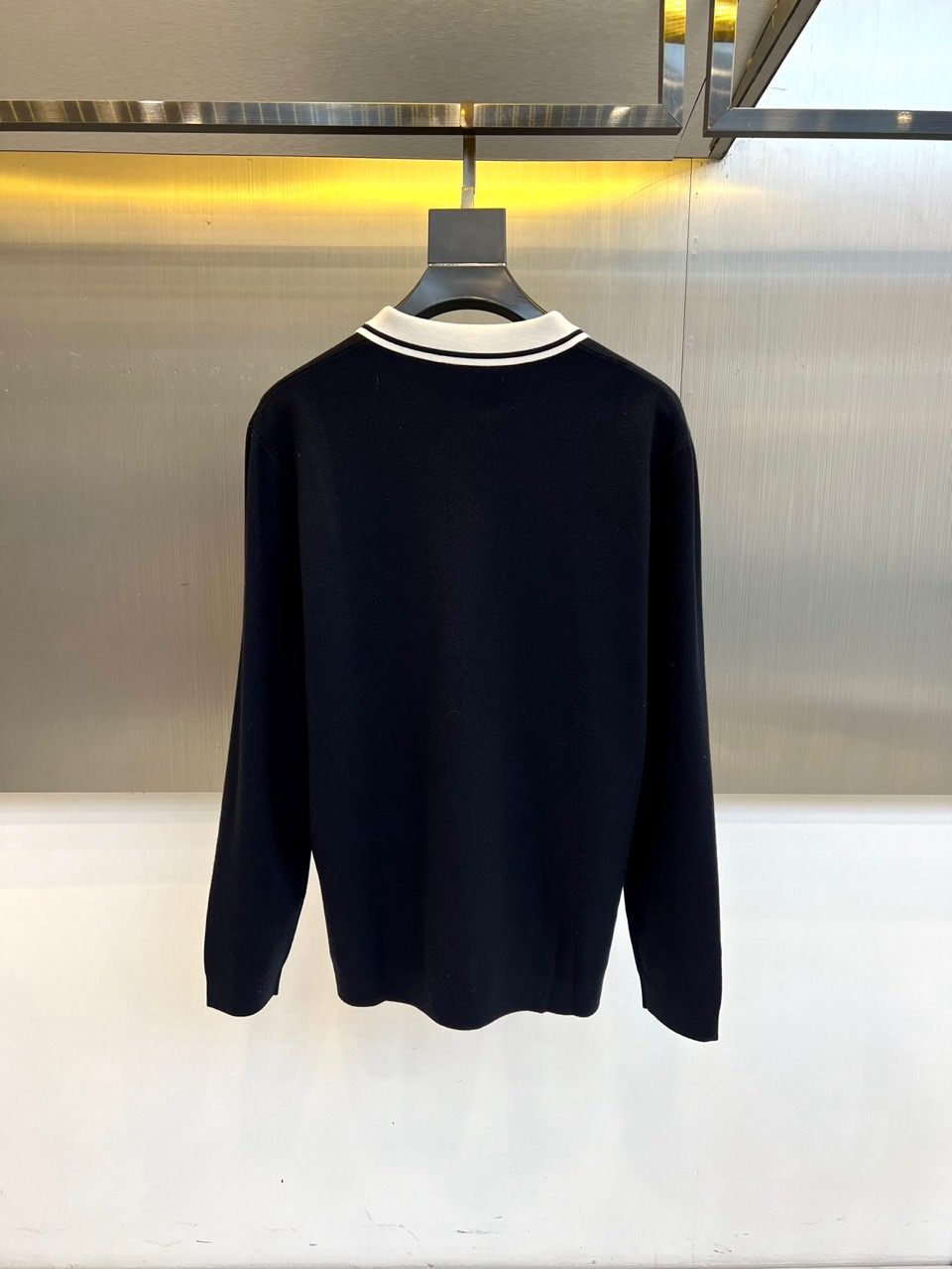 Loro Piana诺悠翩雅、2025秋冬新品休闲羊毛🐑针织衫。采用37.0%粘胶纤维、29.7%聚酯纤