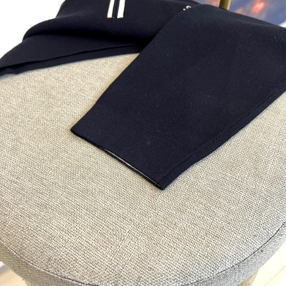 Loro Piana诺悠翩雅、2025秋冬新品休闲羊毛🐑针织衫。采用37.0%粘胶纤维、29.7%聚酯纤