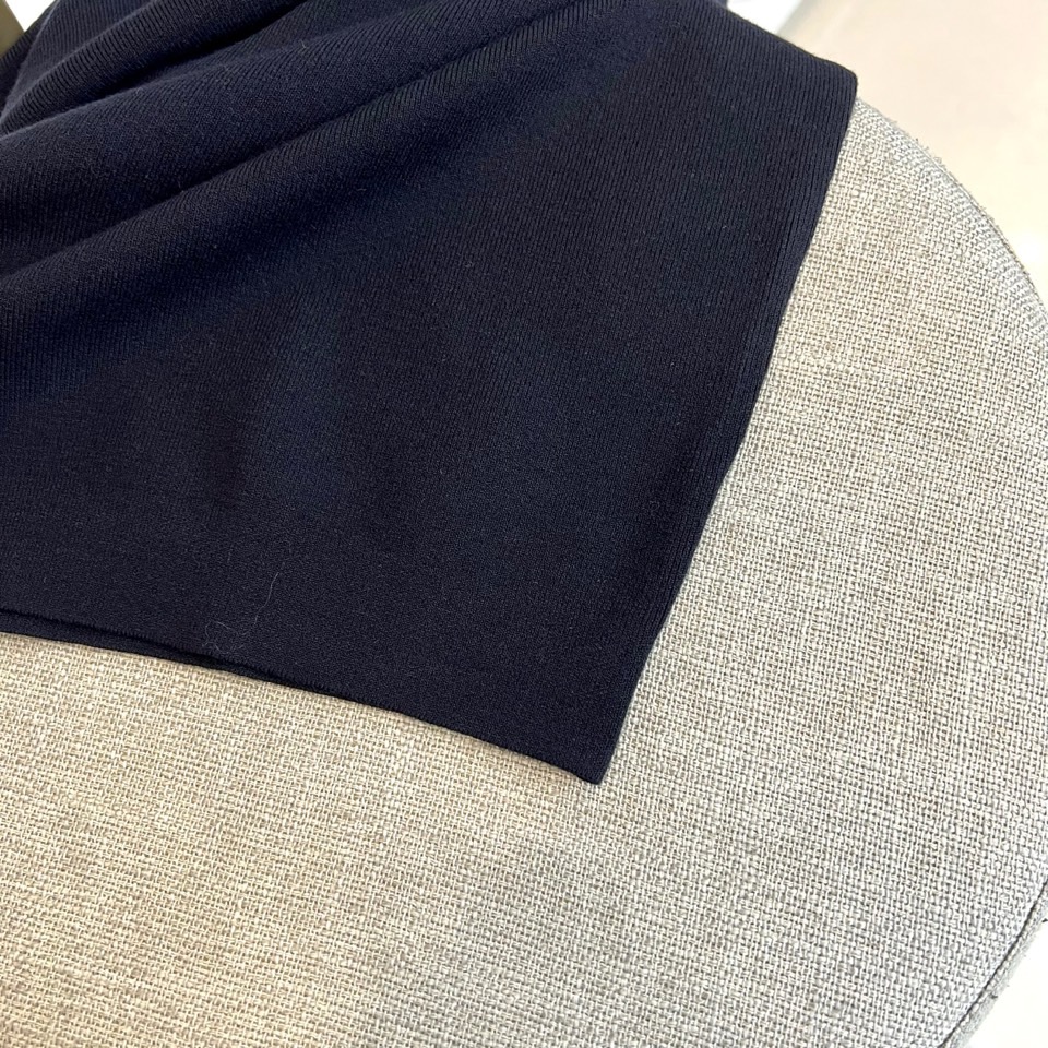 Loro Piana诺悠翩雅、2025秋冬新品休闲羊毛🐑针织衫。采用37.0%粘胶纤维、29.7%聚酯纤