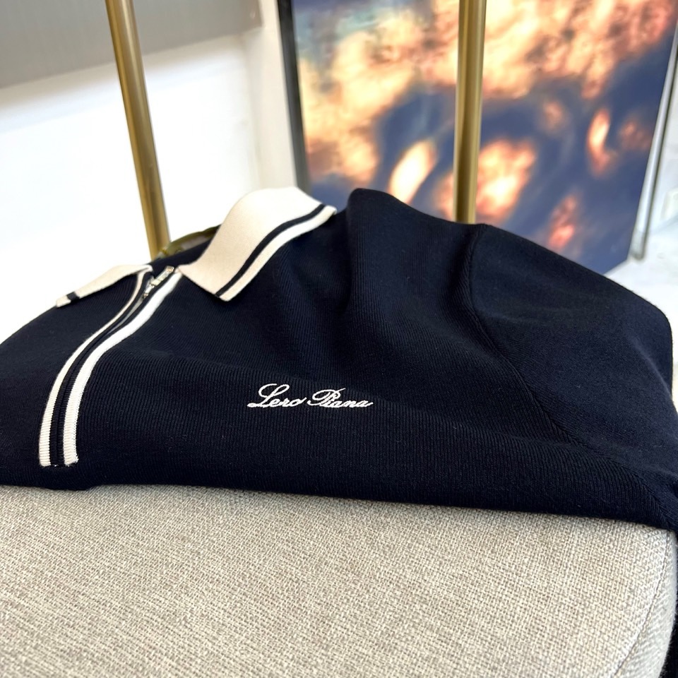 Loro Piana诺悠翩雅、2025秋冬新品休闲羊毛🐑针织衫。采用37.0%粘胶纤维、29.7%聚酯纤