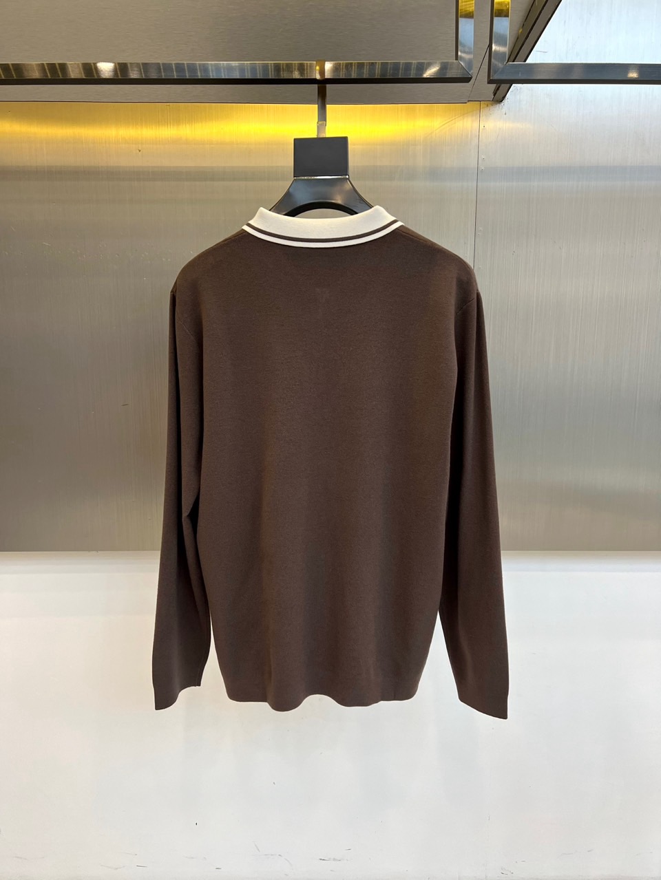 Loro Piana诺悠翩雅、2025秋冬新品休闲羊毛🐑针织衫。采用37.0%粘胶纤维、29.7%聚酯纤