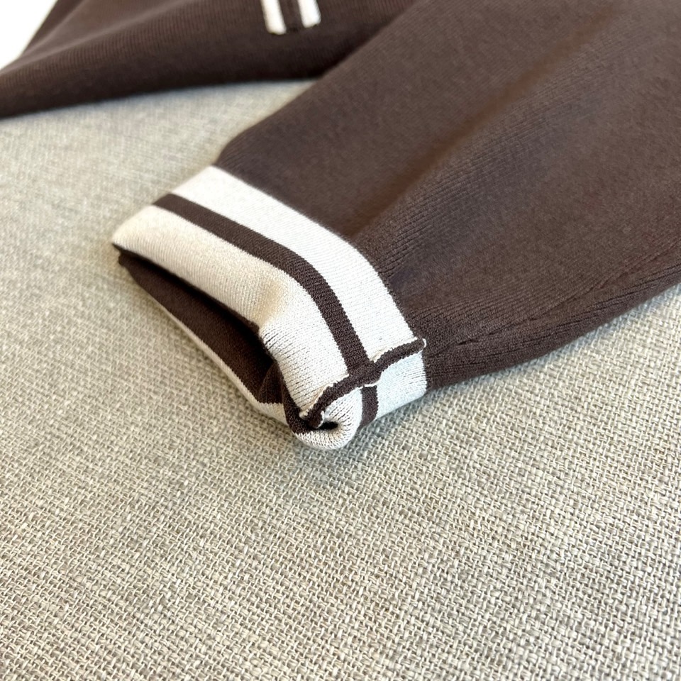 Loro Piana诺悠翩雅、2025秋冬新品休闲羊毛🐑针织衫。采用37.0%粘胶纤维、29.7%聚酯纤