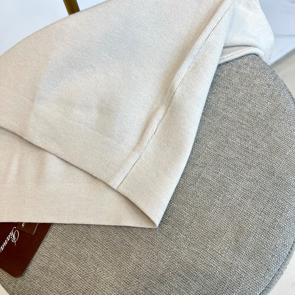 Loro Piana诺悠翩雅、2025秋冬新品休闲羊毛🐑针织衫。采用37.0%粘胶纤维、29.7%聚酯纤