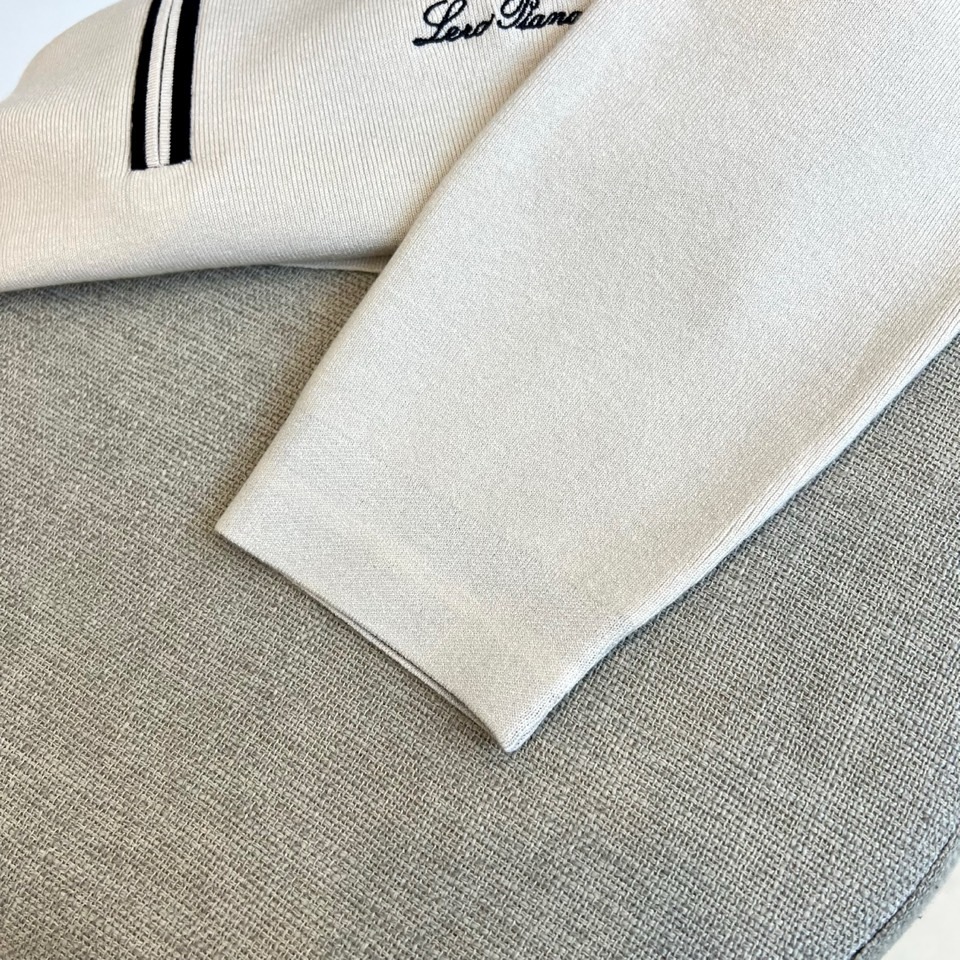 Loro Piana诺悠翩雅、2025秋冬新品休闲羊毛🐑针织衫。采用37.0%粘胶纤维、29.7%聚酯纤