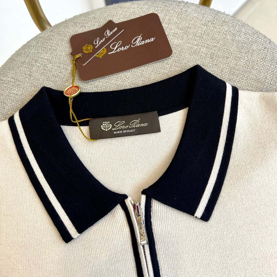 Loro Piana诺悠翩雅、2025秋冬新品休闲羊毛🐑针织衫。采用37.0%粘胶纤维、29.7%聚酯纤