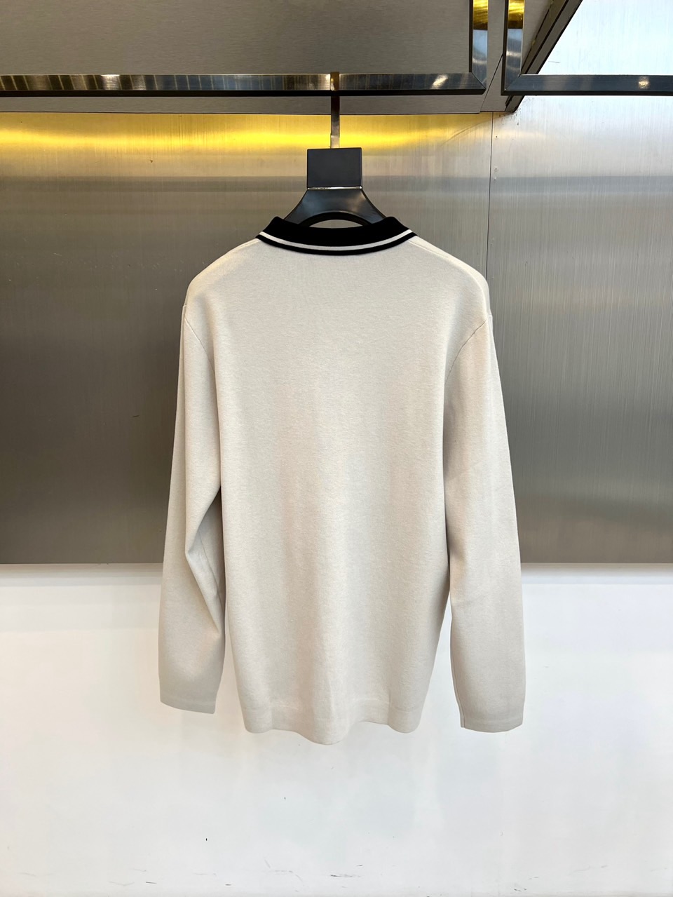 Loro Piana诺悠翩雅、2025秋冬新品休闲羊毛🐑针织衫。采用37.0%粘胶纤维、29.7%聚酯纤