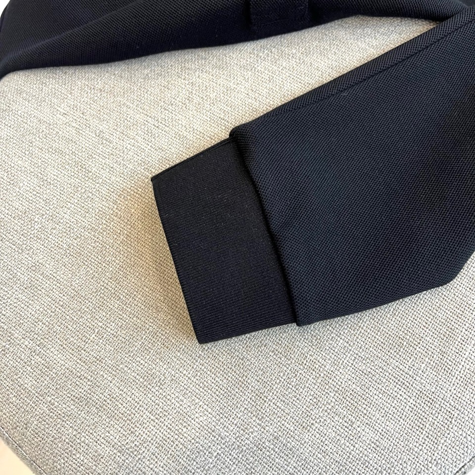 杰尼亚、2025秋冬新品男士长袖Polo衫，经典翻领设计巧妙融入棕色拼接细节，领缘点缀黑色细条纹提升精致