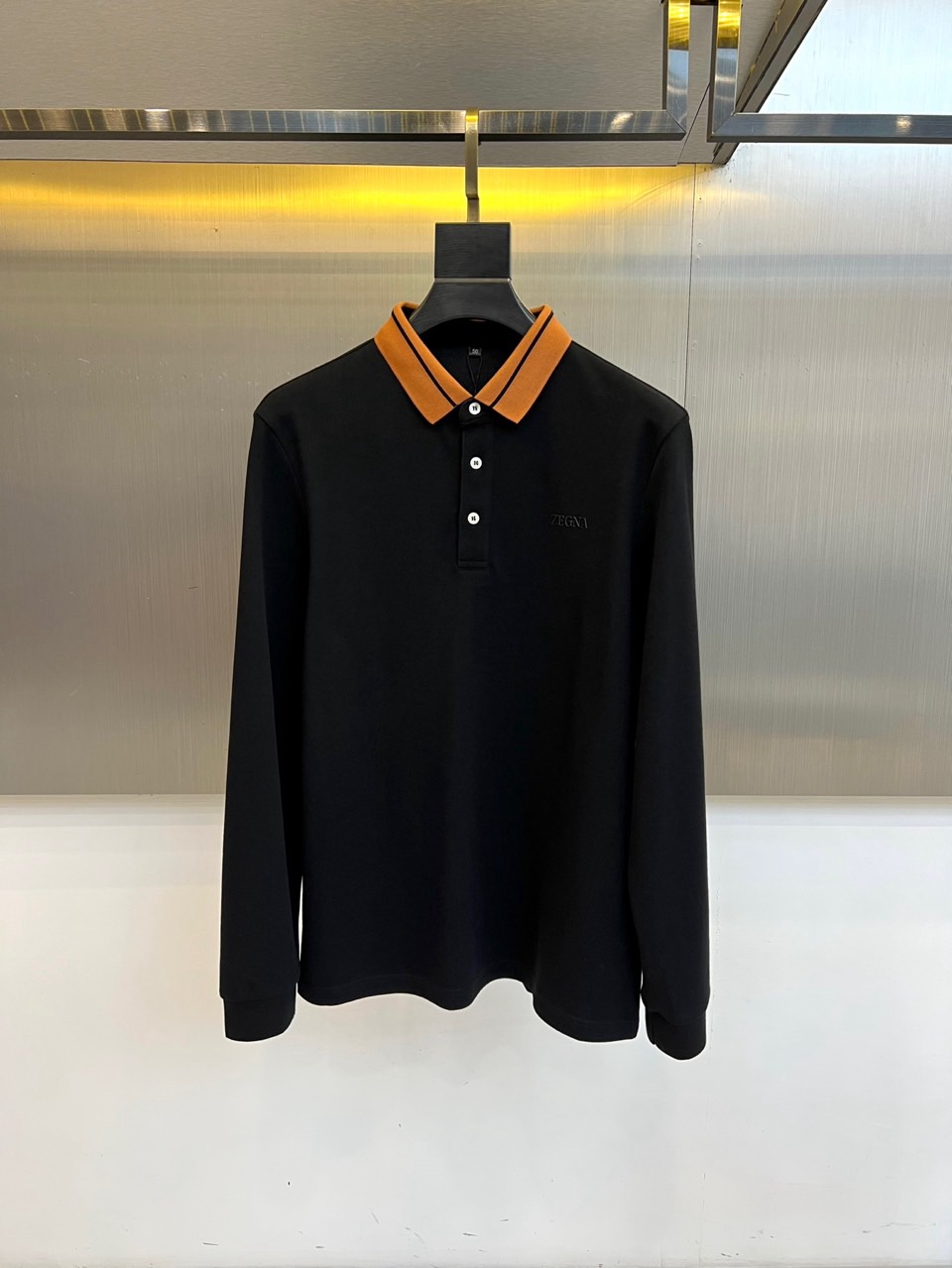 杰尼亚、2025秋冬新品男士长袖Polo衫，经典翻领设计巧妙融入棕色拼接细节，领缘点缀黑色细条纹提升精致