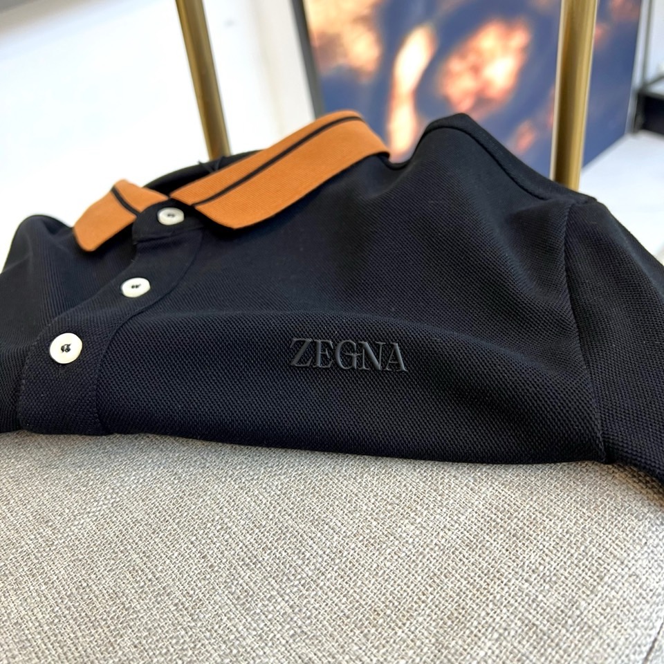 杰尼亚、2025秋冬新品男士长袖Polo衫，经典翻领设计巧妙融入棕色拼接细节，领缘点缀黑色细条纹提升精致