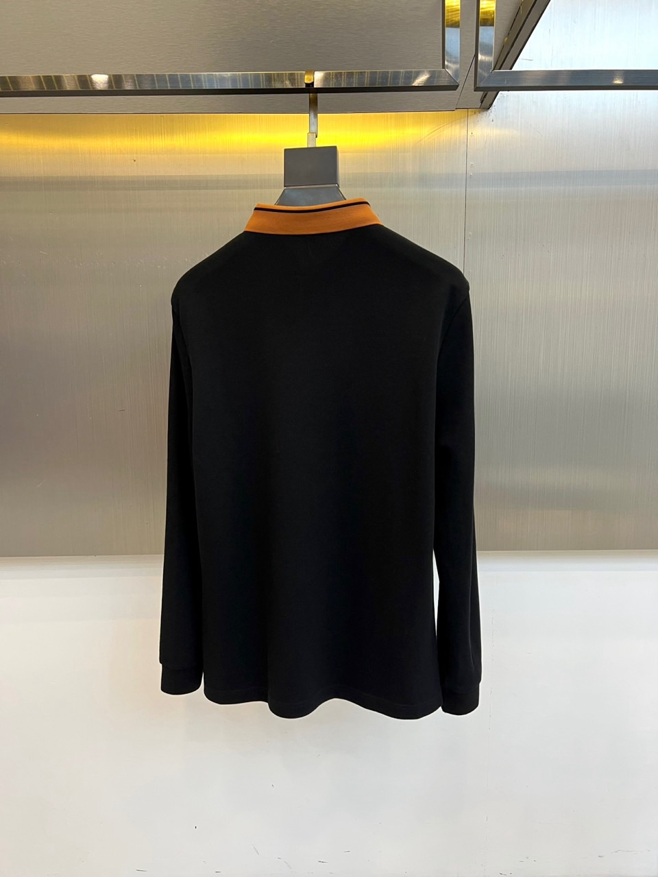 杰尼亚、2025秋冬新品男士长袖Polo衫，经典翻领设计巧妙融入棕色拼接细节，领缘点缀黑色细条纹提升精致