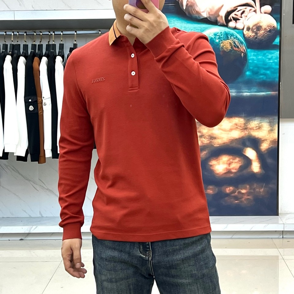 杰尼亚、2025秋冬新品男士长袖Polo衫，经典翻领设计巧妙融入棕色拼接细节，领缘点缀黑色细条纹提升精致