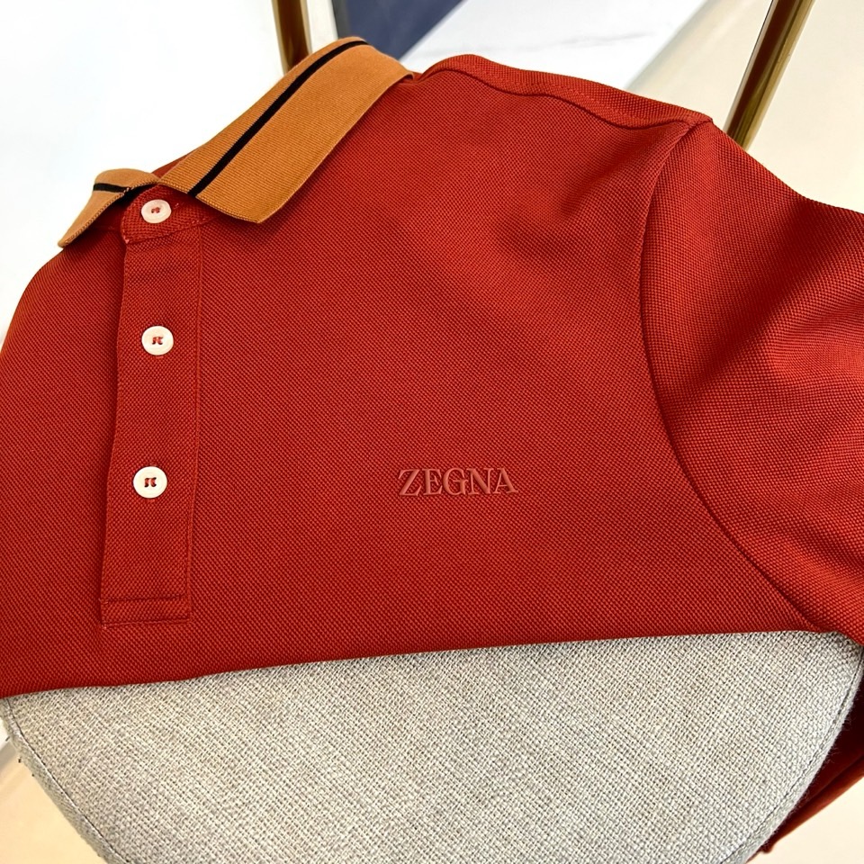 杰尼亚、2025秋冬新品男士长袖Polo衫，经典翻领设计巧妙融入棕色拼接细节，领缘点缀黑色细条纹提升精致