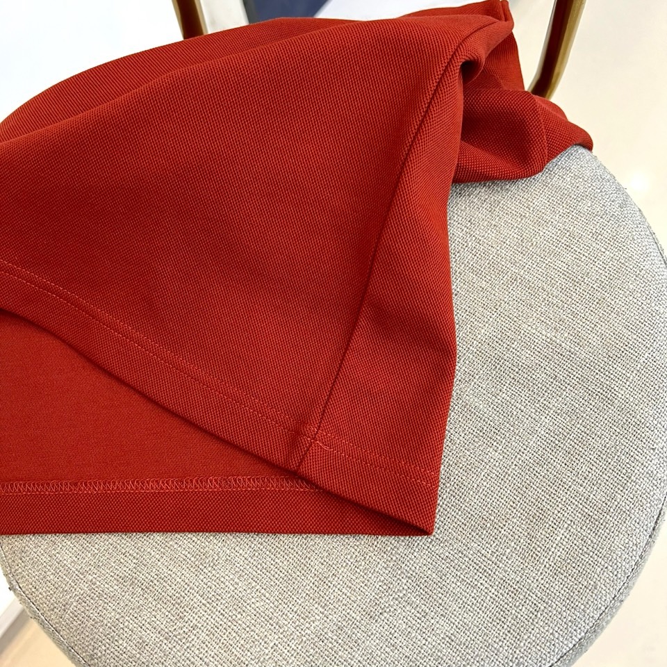 杰尼亚、2025秋冬新品男士长袖Polo衫，经典翻领设计巧妙融入棕色拼接细节，领缘点缀黑色细条纹提升精致