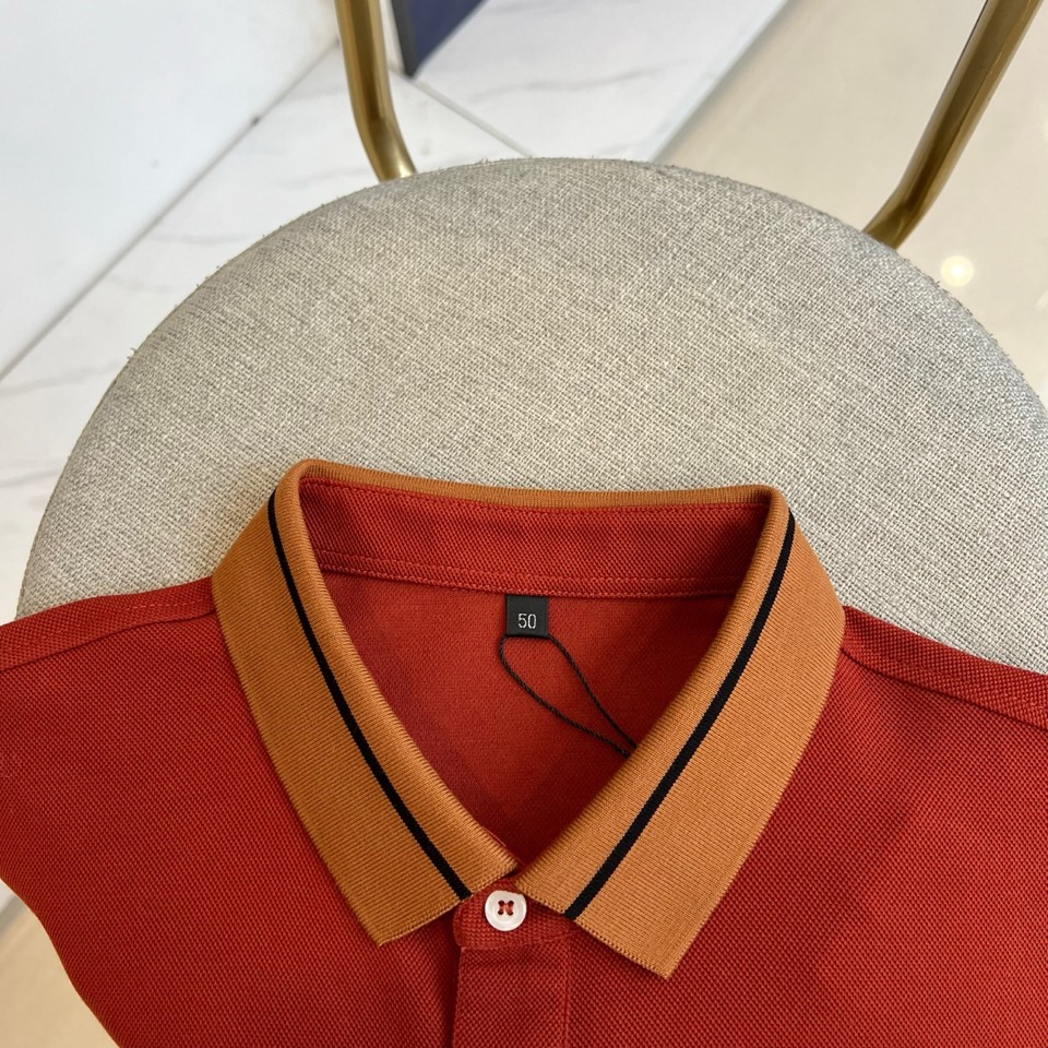 杰尼亚、2025秋冬新品男士长袖Polo衫，经典翻领设计巧妙融入棕色拼接细节，领缘点缀黑色细条纹提升精致