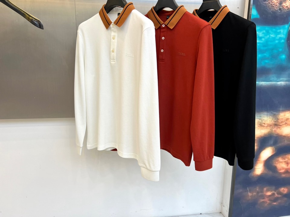 杰尼亚、2025秋冬新品男士长袖Polo衫，经典翻领设计巧妙融入棕色拼接细节，领缘点缀黑色细条纹提升精致