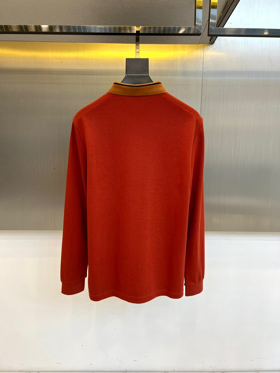 杰尼亚、2025秋冬新品男士长袖Polo衫，经典翻领设计巧妙融入棕色拼接细节，领缘点缀黑色细条纹提升精致