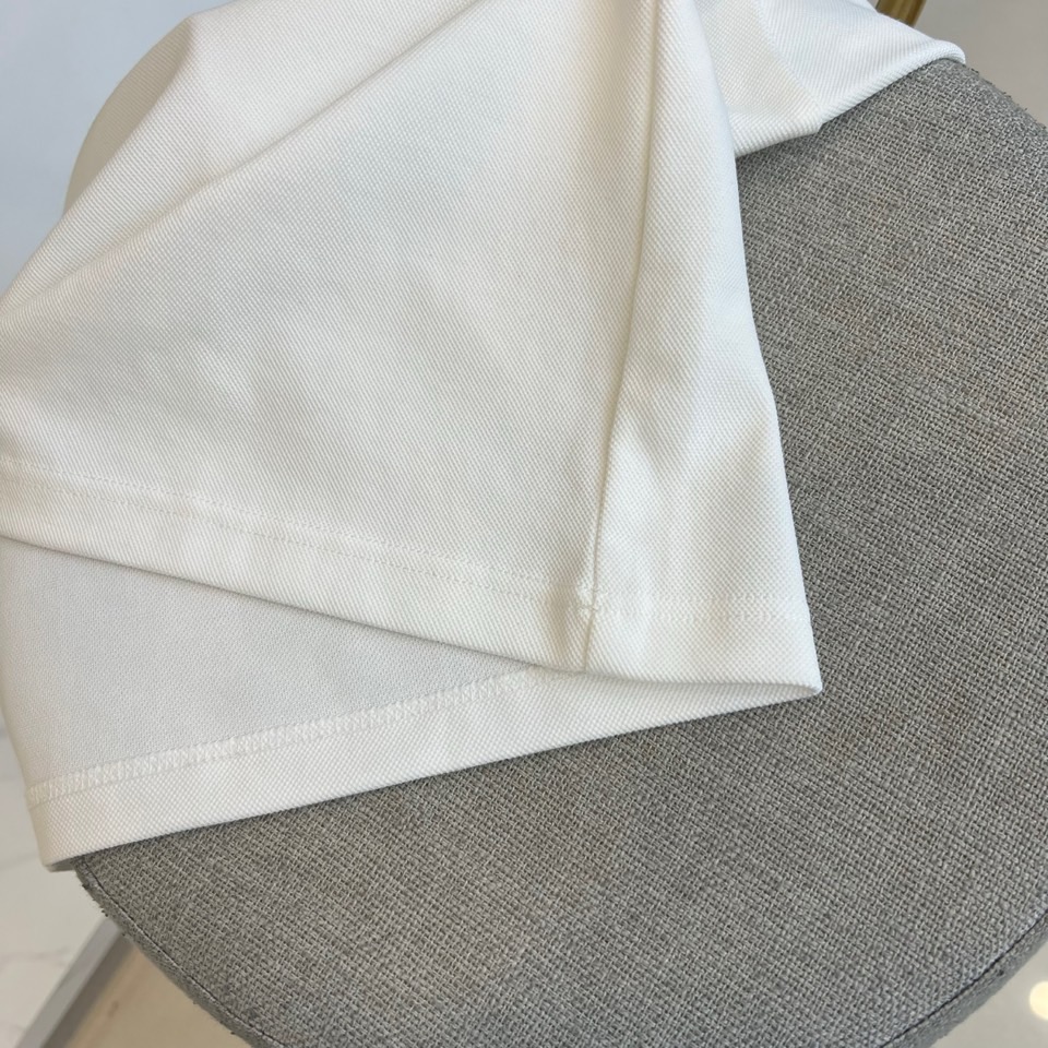 杰尼亚、2025秋冬新品男士长袖Polo衫，经典翻领设计巧妙融入棕色拼接细节，领缘点缀黑色细条纹提升精致