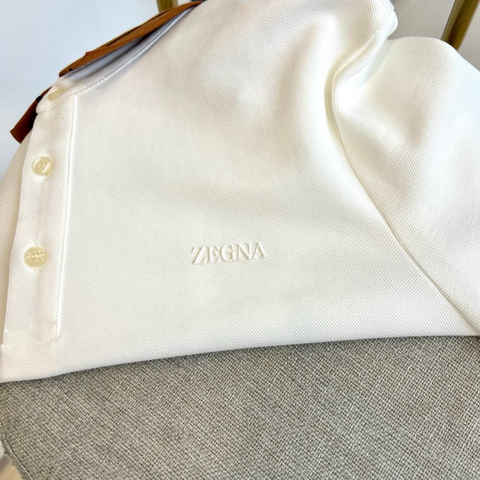 杰尼亚、2025秋冬新品男士长袖Polo衫，经典翻领设计巧妙融入棕色拼接细节，领缘点缀黑色细条纹提升精致