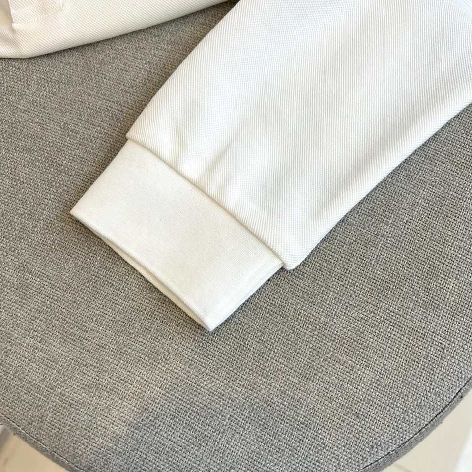 杰尼亚、2025秋冬新品男士长袖Polo衫，经典翻领设计巧妙融入棕色拼接细节，领缘点缀黑色细条纹提升精致