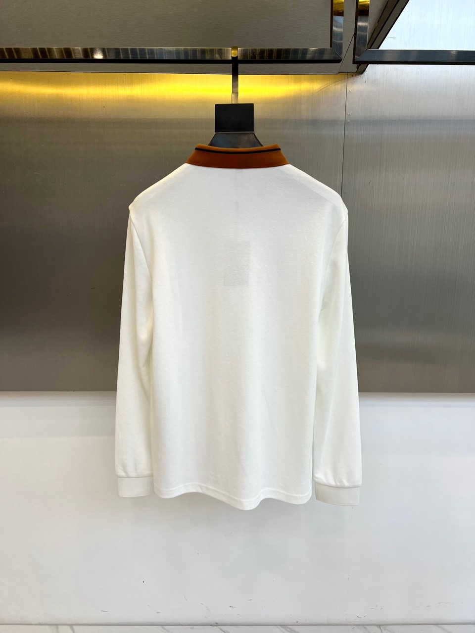 杰尼亚、2025秋冬新品男士长袖Polo衫，经典翻领设计巧妙融入棕色拼接细节，领缘点缀黑色细条纹提升精致