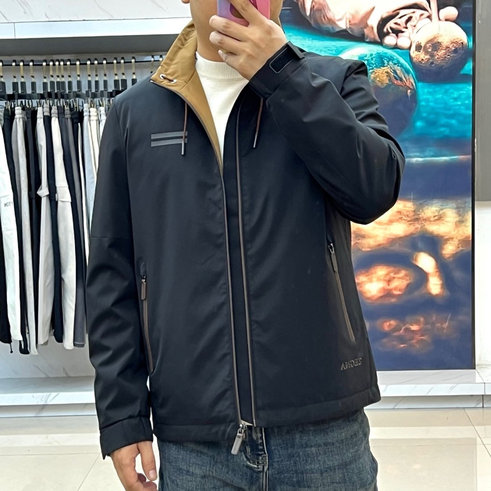 Zegna杰尼亚、2025秋冬新品极简棉服夹克外套。采用100%高科技聚酯纤维打造立体廓形，主调搭配左胸