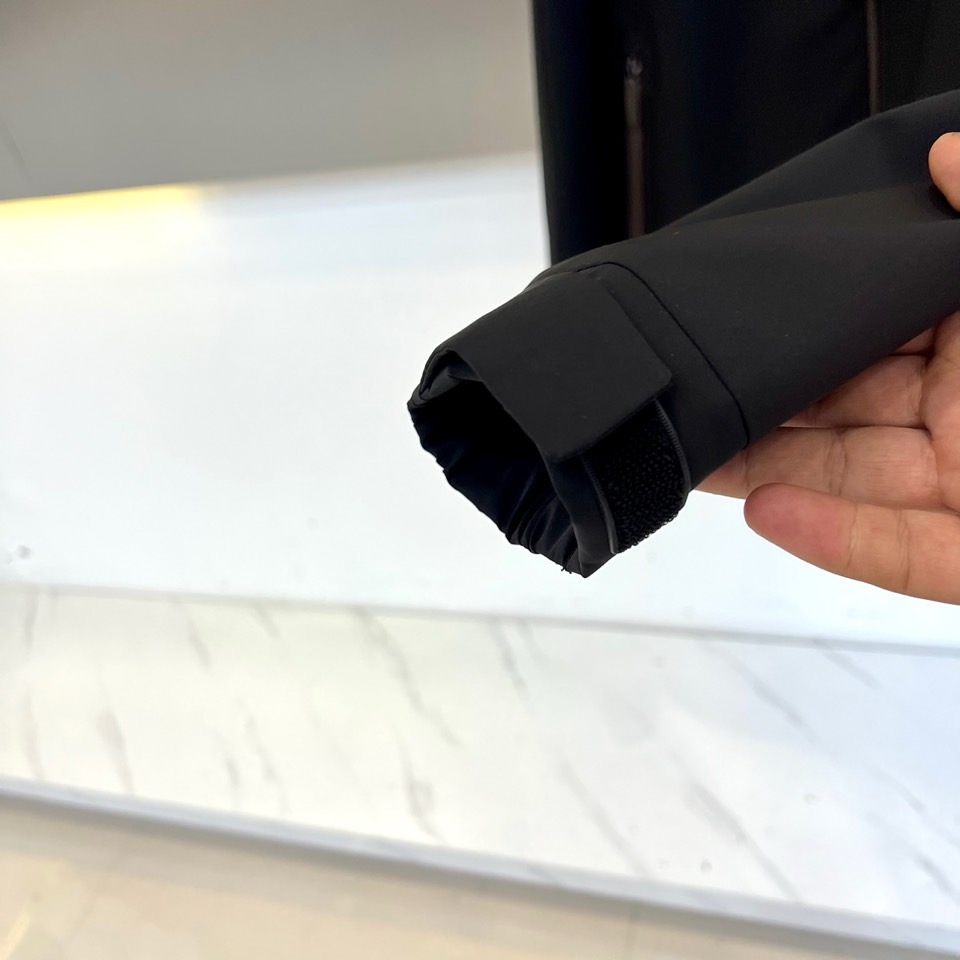 Zegna杰尼亚、2025秋冬新品极简棉服夹克外套。采用100%高科技聚酯纤维打造立体廓形，主调搭配左胸