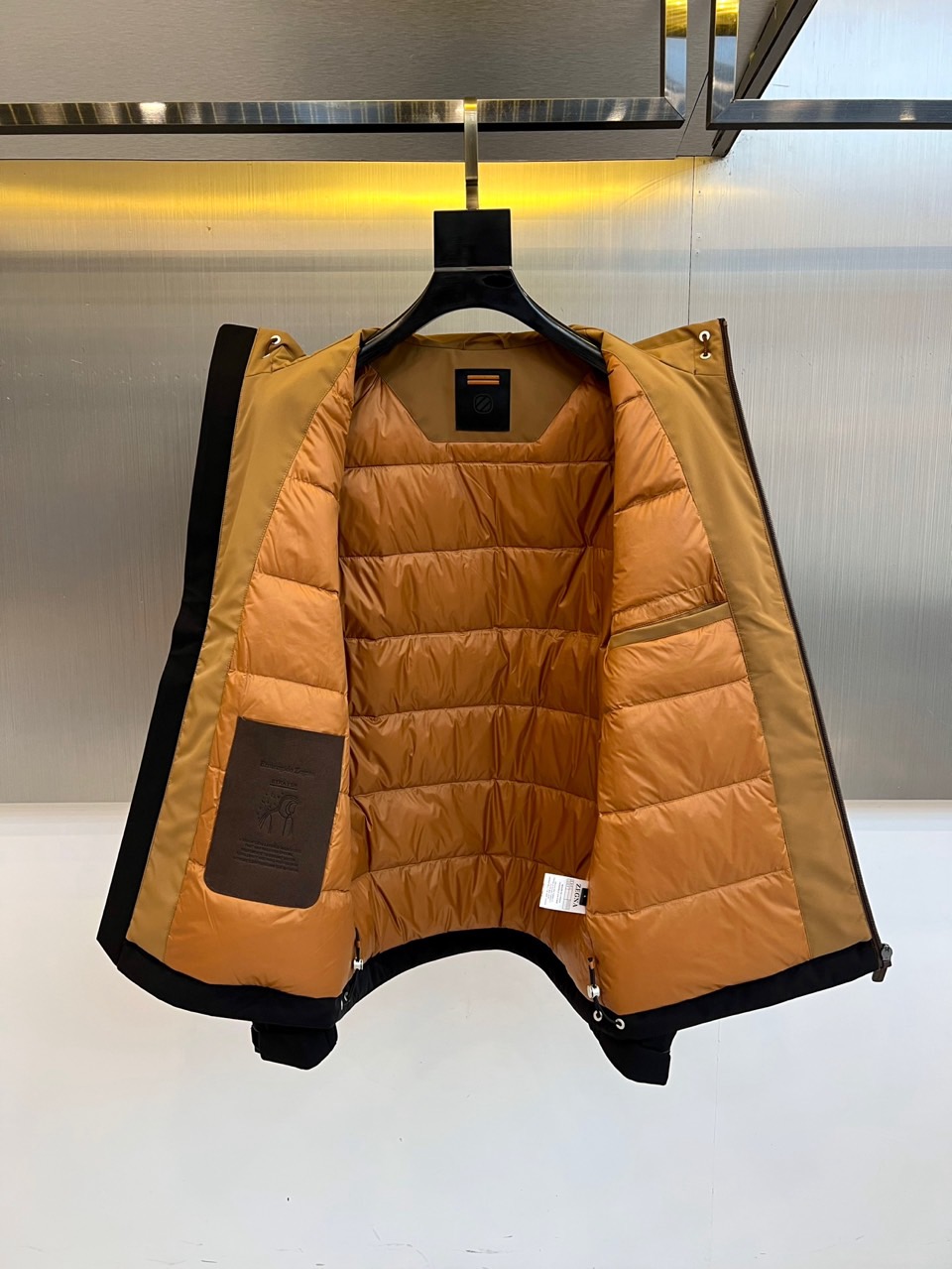 Zegna杰尼亚、2025秋冬新品极简棉服夹克外套。采用100%高科技聚酯纤维打造立体廓形，主调搭配左胸