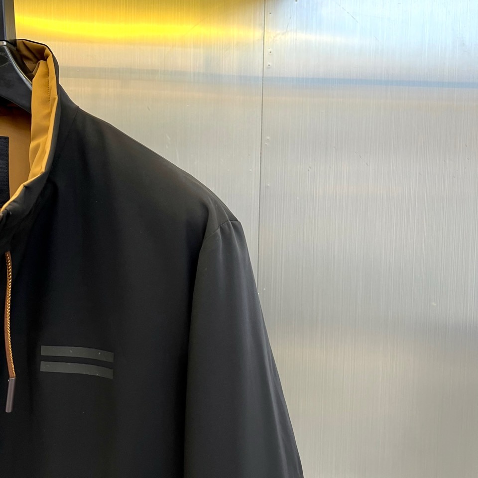 Zegna杰尼亚、2025秋冬新品极简棉服夹克外套。采用100%高科技聚酯纤维打造立体廓形，主调搭配左胸