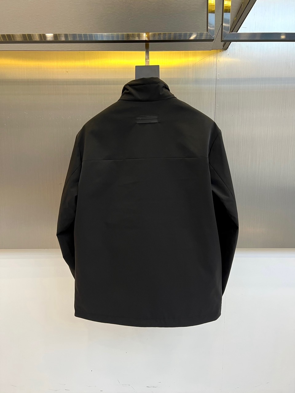 Zegna杰尼亚、2025秋冬新品极简棉服夹克外套。采用100%高科技聚酯纤维打造立体廓形，主调搭配左胸